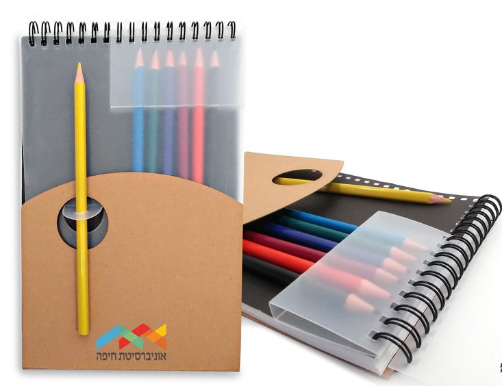 מחברת עם עפרונות צבעוניים